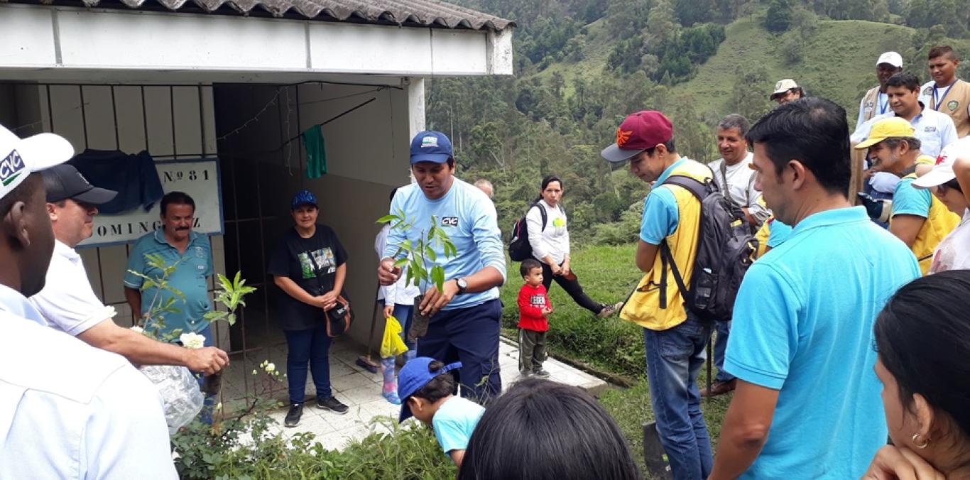 CVC Y COMUNIDAD DE PALMIRA SEMBRARON APROXIMADAMENTE 200 ÁRBOLES EN LA SUBCUENCA NIMA 