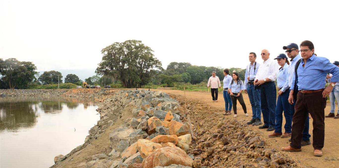 DIRECTOR DE LA CVC INSPECCIONÓ OBRAS DE PROTECCIÓN DE INUNDACIONES EN LA VICTORIA, BUGALAGRANDE Y BUGA 