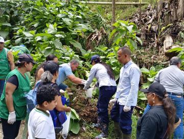 CVC BRINDA APOYO A COMUNIDAD DAGÜEÑA POR PROLIFERACIÓN DE CARACOL AFRICANO