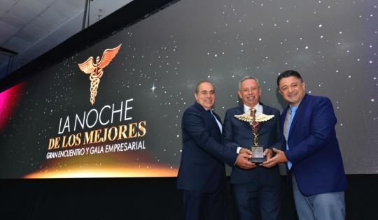 FENALCO ENTREGÓ EN LA ‘NOCHE DE LOS MEJORES’ EL CADUCEO DORADO A LA CVC